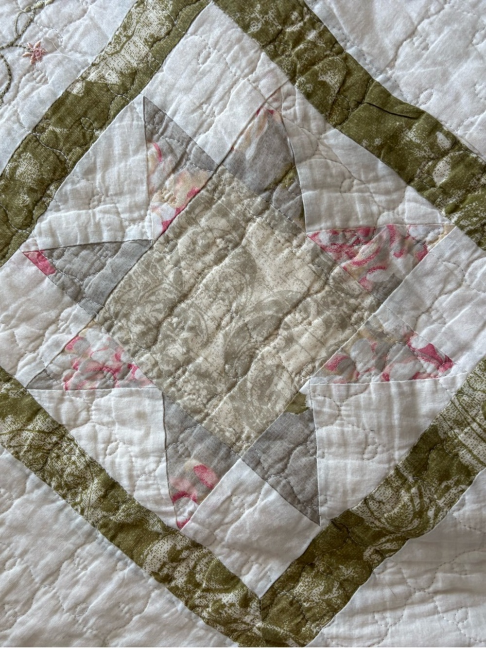 Martha Stewart Oversized Floral Quilt Twin/Extra-Long /Spring Pink & Sage - Picture 5 of 11